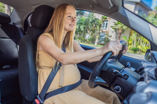 一位孕妇在车内系着安全带开车。自信而有能力，一位孕妇掌舵，谨慎而坚定地驾驶，开启了母亲的旅程。图片下载