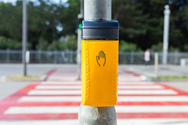 阳光明媚的城市街道上的行人过路按钮。城市导航、道路安全和城市交通基础设施。可复制空间图片下载