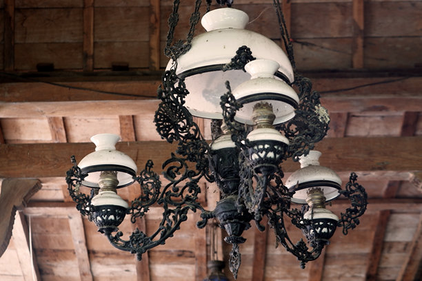 带有陶瓷和金属细节的复古吊灯悬挂在木质天花板上图片下载