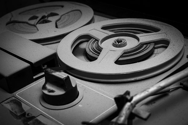 老式录音机以及黑胶唱片和开盘式录音带播放器的特写黑白照片图片下载