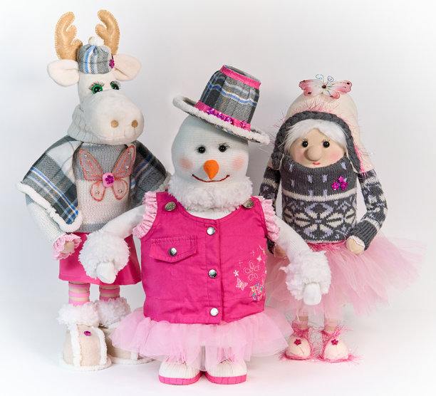 三款圣诞室内摆件（雪人、麋鹿、地精）身着粉色服装，背景为白色图片下载