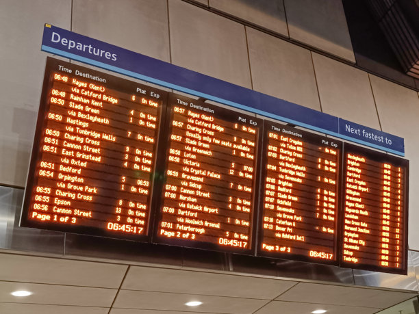 繁忙火车站大厅的LED列车出发信息显示屏，实时时刻表图片下载