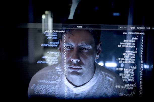 年轻商人注视着未来屏幕阅读数字信息。一位深思熟虑的数据分析师在办公室使用高科技工作。商业统计人员正在处理大量数字数据。图片下载