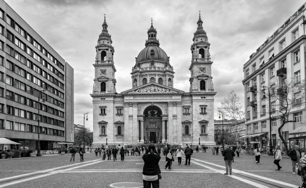 匈牙利布达佩斯圣斯蒂芬大教堂及圣斯蒂芬广场行人黑白照片图片下载