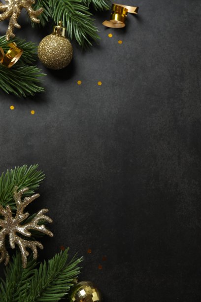 节日圣诞装饰画框，带有松枝和金色装饰物，背景为深色。非常适合节日主题、贺卡和季节性促销。图片下载