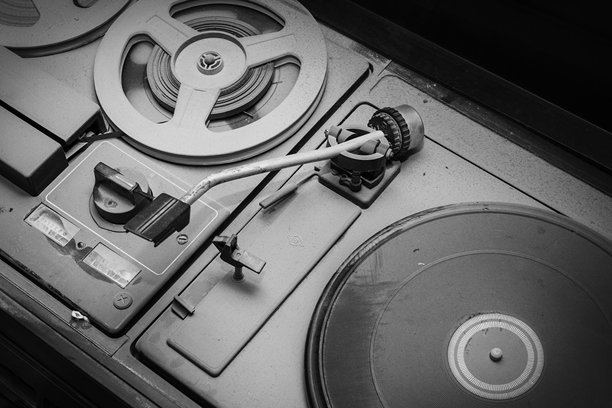 老式磁带录音机、黑胶唱片播放器和开卷式录音带的特写黑白照片图片下载