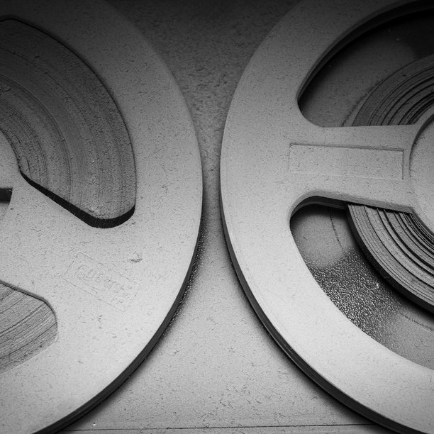 老式录音机以及黑胶唱片和开卷式磁带播放器的特写黑白照片图片下载