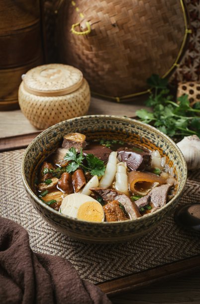 香脆猪肉鸡蛋黑汤卷面，五香肉卷汤，中国面条，泰国人称之为“kuay jap”图片下载