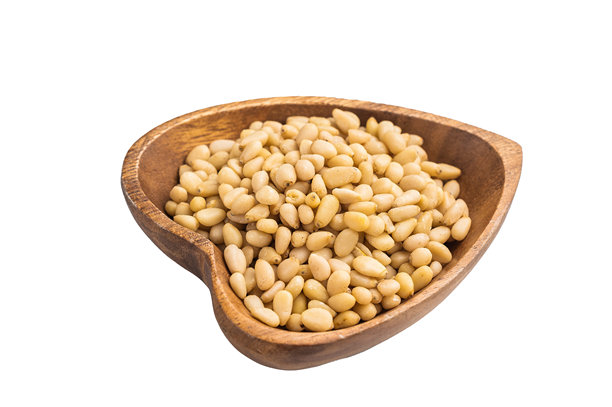 一个装满淡色松子的木碗，放置在干净的白色背景上，营造出简洁、自然、极简的食物场景，非常适合用作素材图片下载