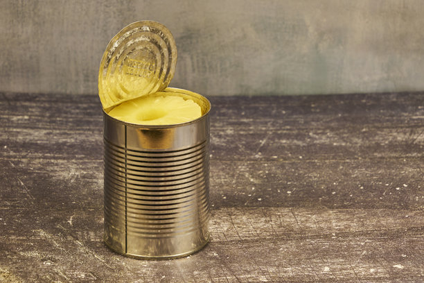 刚打开的罐头里的菠萝片。特写照片，留有复制空间。图片下载