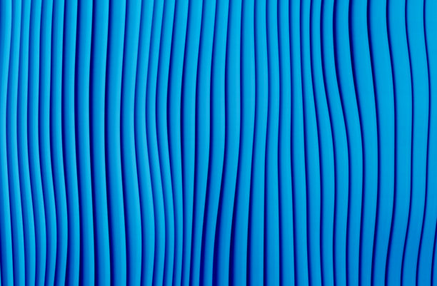 3D渲染插画，蓝色条纹呈波浪状，抽象波浪壁纸背景图片下载