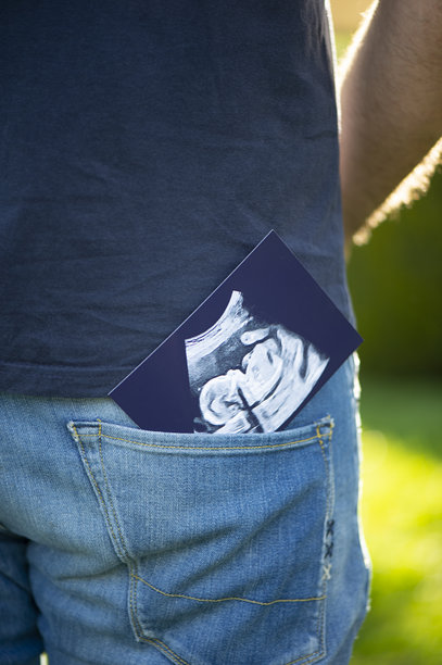 牛仔裤口袋里的超声波照片在户外图片下载