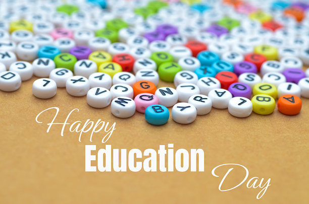 快乐教育日，用字母串珠象征知识的基石图片下载