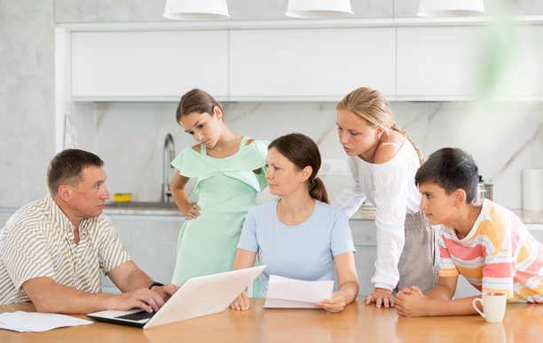 社工带着支票来看望多子女家庭的母亲，孩子们看起来很害怕。图片下载