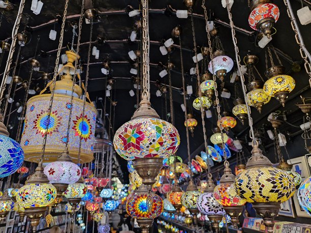 夜晚点亮的五彩灯笼和灯光 - 库存照片图片下载