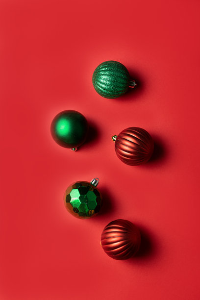 红色背景上红绿相间圣诞挂饰的竖版照片图片下载