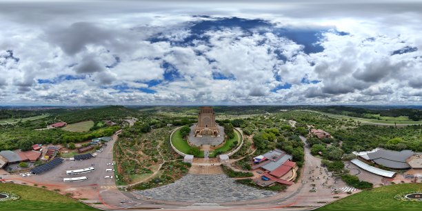 在普利托利亚的晴朗下午，用无人机拍摄的沃特雷克纪念碑360度航拍照片图片下载