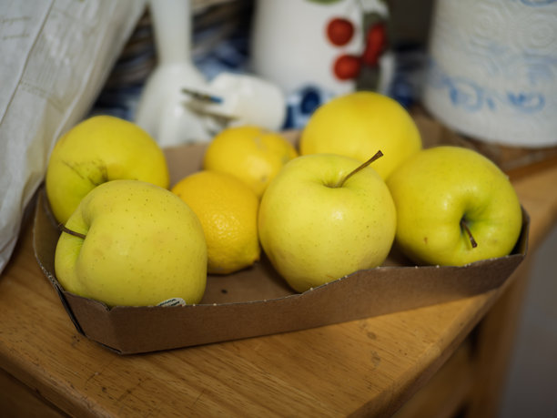 有机红苹果。刚采摘的大量苹果的水平照片图片下载