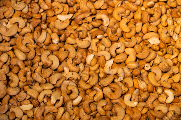 烤腰果的特写镜头。俯视角度，背景完全由腰果构成。博客或健康食品广告的图片图片下载
