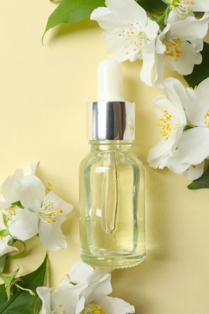 带有化妆品面部精华的护肤品。滴管式玻璃瓶，置于柔和的背景上。干性皮肤护理产品。用于滋润身体皮肤的精油。图片下载