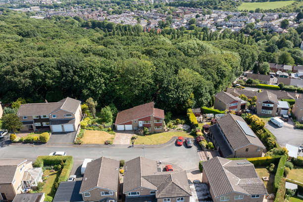 英国西约克郡布拉德福德市的航拍无人机照片，展示了典型的英国住宅区，在阳光明媚的夏日里可以看到街道、郊区房屋和花园图片下载