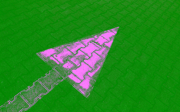 停车场的瓷砖上，用于指示车辆方向的箭头形指示牌的素材照片图片下载