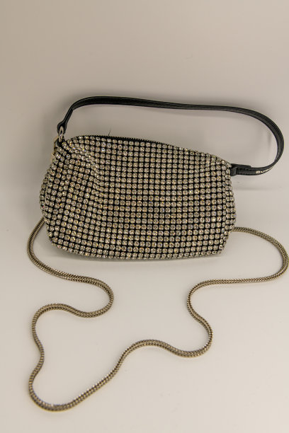女士手提包，由金属珠制成，白色。 80年代的手提包。老式、古董或复古手提包图片下载
