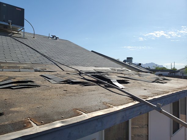 拆除住宅屋顶上的旧瓦片，家居装修照片图片下载