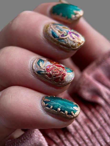 现代优雅手绘美甲，搭配创意时尚背景，适合美容和时尚概念图片下载