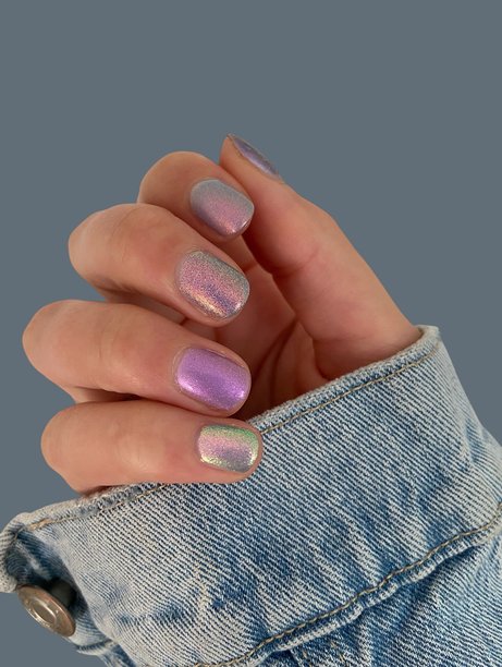 现代优雅手绘美甲，搭配创意时尚背景，适合美容和时尚概念图片下载