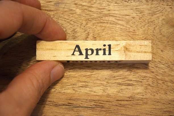 木质背景上的木质立方体，上面写着“四月”字样，并留有复制空间图片下载