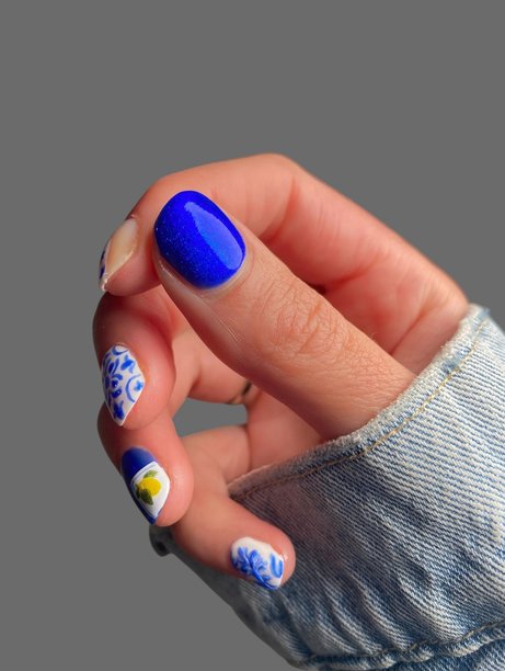 现代优雅手绘美甲，搭配创意时尚背景，适用于美容和时尚概念图片下载