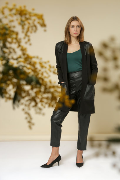 年轻女模特身穿休闲商务装的系列工作室照片，包括绿色棉质长袖衬衫、棉与皮革拼接的开衫以及黑色皮裤图片下载