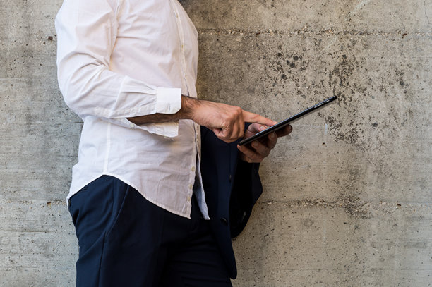 身着休闲装的商人正在与平板电脑屏幕互动图片下载