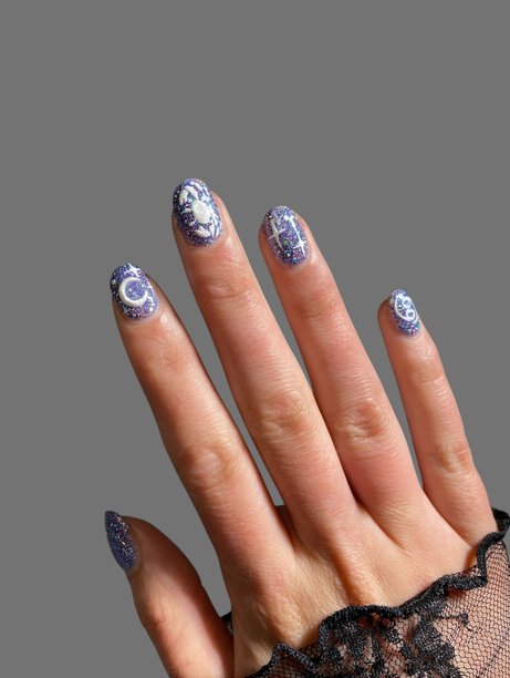 现代优雅手绘美甲，搭配创意时尚背景，适用于美容与时尚概念图片下载