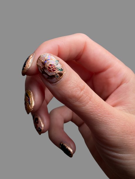 现代优雅手绘美甲，搭配创意时尚背景，适用于美容和时尚概念图片下载