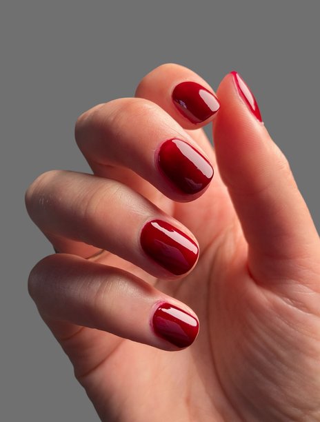 现代优雅手绘美甲，搭配创意时尚背景，用于美容和时尚概念图片下载