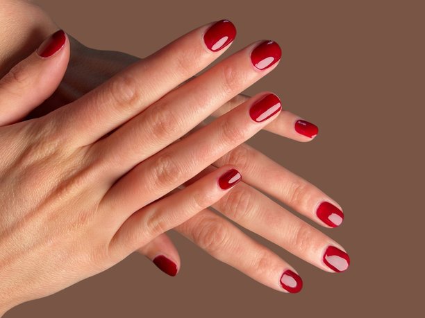 现代优雅手绘美甲，搭配创意时尚背景，适用于美容与时尚概念图片下载