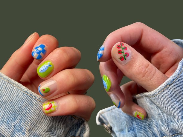 现代优雅手绘美甲，搭配创意时尚背景，适合美容和时尚概念图片下载