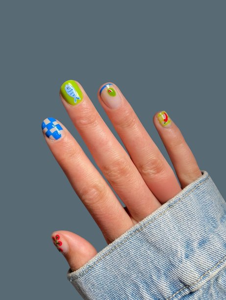 现代优雅手绘美甲，搭配创意时尚背景，适用于美容和时尚概念图片下载