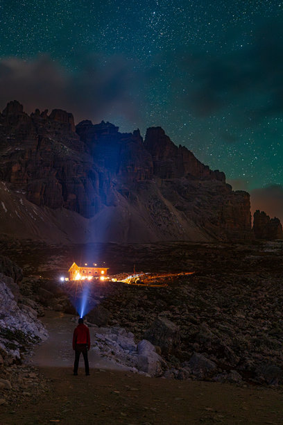 意大利多洛米蒂的绝美风光，包括公路、山脉、湖泊、骑行者、摩托车手和人们。图片下载
