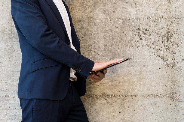 商务人士触摸或遮挡数字平板电脑屏幕图片下载