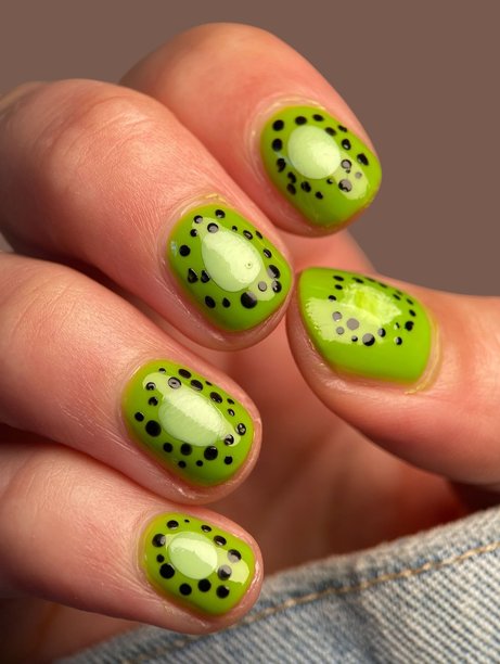 现代优雅手绘美甲，搭配创意时尚背景，用于美容和时尚概念图片下载