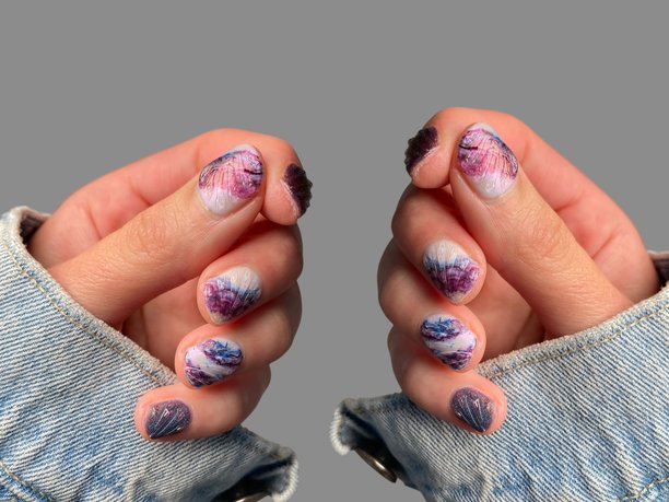 现代优雅手绘美甲，搭配创意时尚背景，概念涉及美容与时尚图片下载