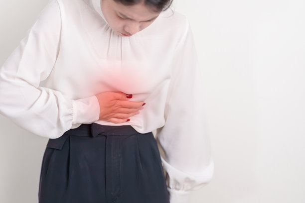 一位女商人生病了，腹部疼痛，有消化不良、便秘或腹泻、食物中毒、女性健康问题、子宫切除术、胃痛和经期不适等概念。图片下载