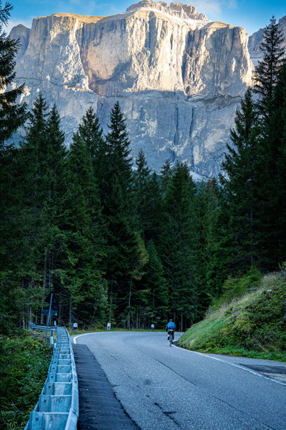 意大利多洛米蒂的绝美风光，包括公路、山脉、湖泊、骑行者、摩托车手和人们图片下载