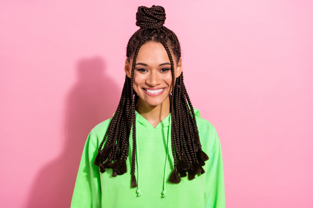 照片：年轻快乐的深肤色女性，街头风格，心情愉悦，独立于粉色背景图片下载