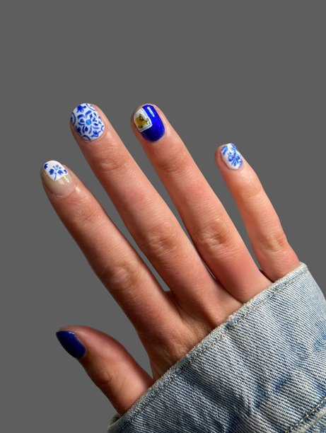 时尚优雅的手绘美甲，搭配创意时尚背景，适用于美容和时尚概念图片下载