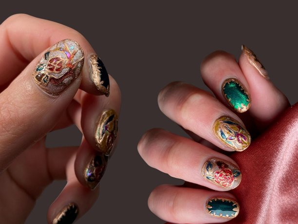 现代优雅手绘美甲，搭配创意时尚背景，适用于美容与时尚概念图片下载