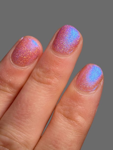 时尚优雅手绘美甲，搭配创意时尚背景，适用于美容与时尚概念图片下载